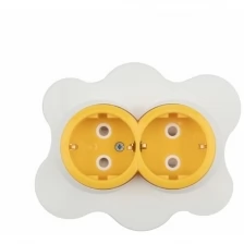 Kranz Розетка двойная Яичница с заземлением и защитными шторками, желтая/белая KR-78-0632 .